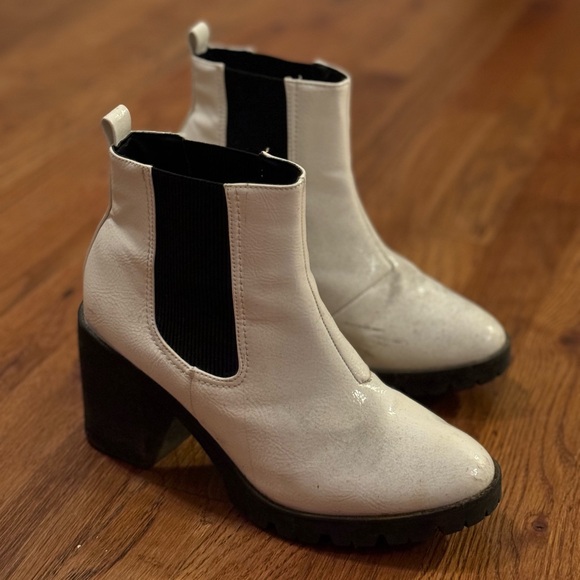 White Booties w lug sole - Picture 1 of 2